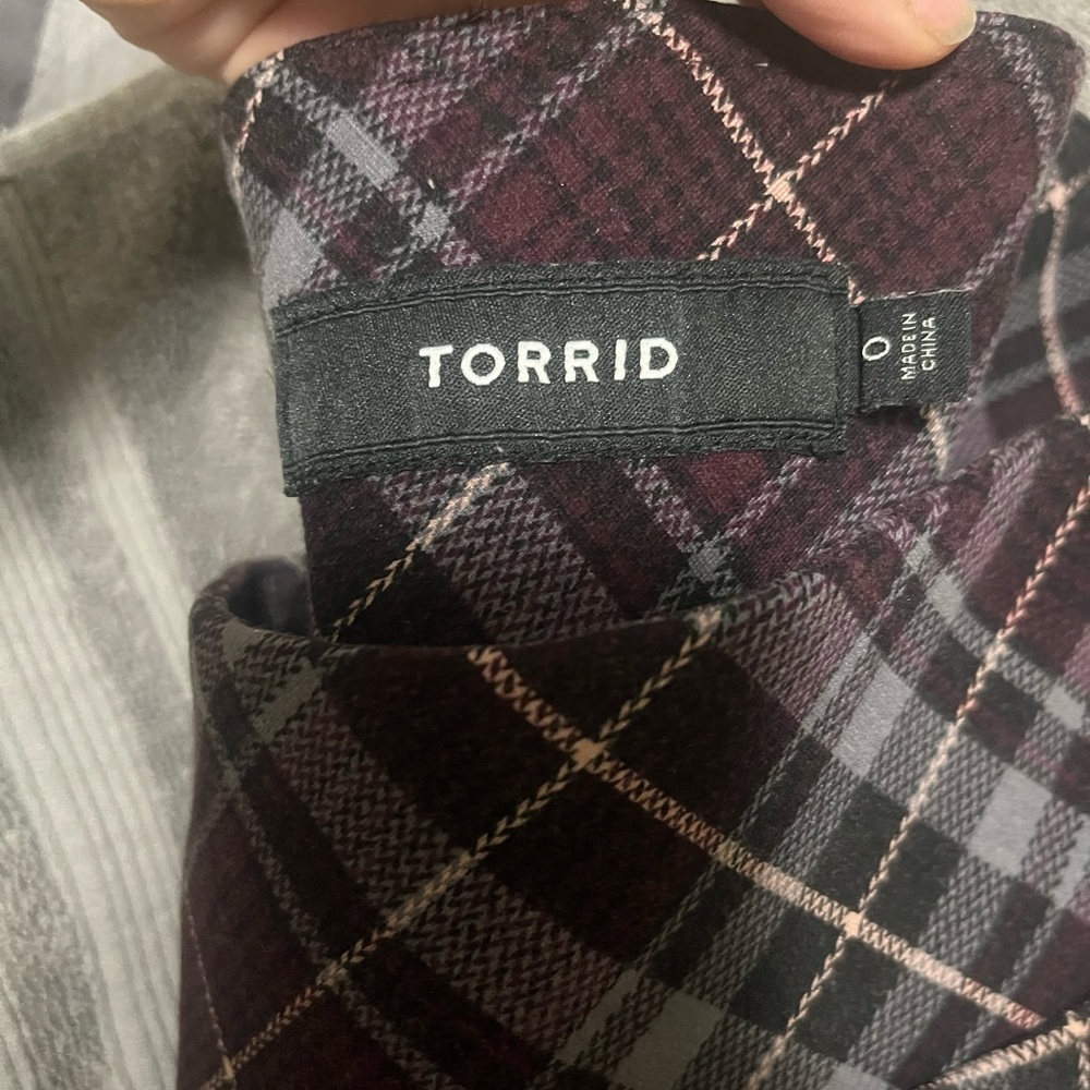 Cute stretchy plaid purple black and pink and gray in great condition